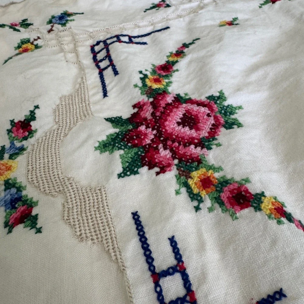 Vintage Floral Cross Stitch Embroidered Table Runner Cream Linen Scalloped 39x14